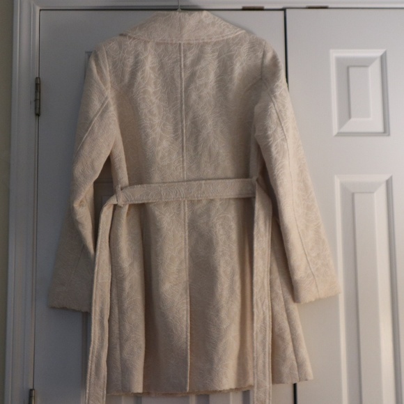 Elegant Cream Coat with Faux Fur Collar - Picture 5 of 6